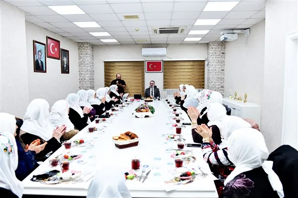 Belediye binasında ger&ccedil;ekleştirilen toplantıya y&ouml;resel kıyafetleriyle katılan kadınlar, birlik ve