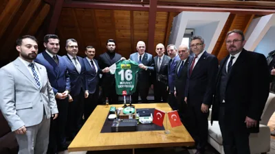 İYİ Parti Genel Başkanı M&uuml;savat Dervişoğlu, Bursaspor Kul&uuml;b&uuml;'ne nezaket ziyaretinde