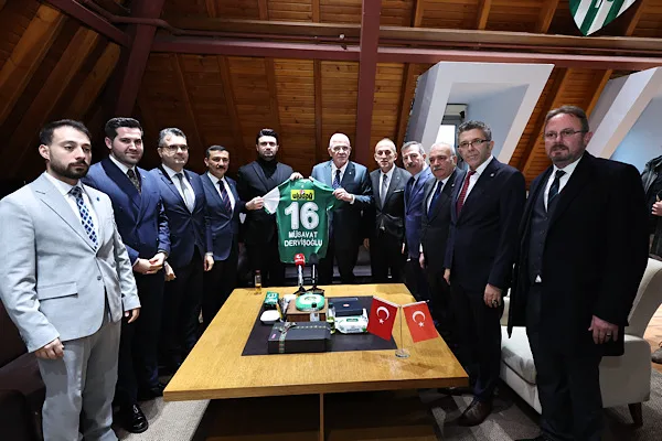 İYİ Parti Genel Başkanı M&uuml;savat Dervişoğlu, Bursaspor Kul&uuml;b&uuml;'ne nezaket ziyaretinde