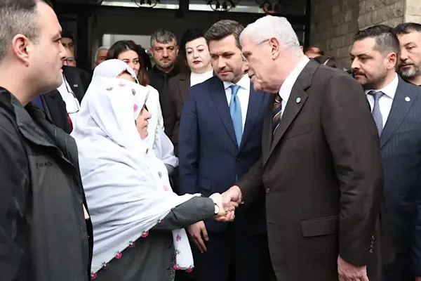 İYİ Parti Genel Başkanı Dervişoğlu, kıyafeti &uuml;zerinden yapılan paylaşımlar nedeniyle