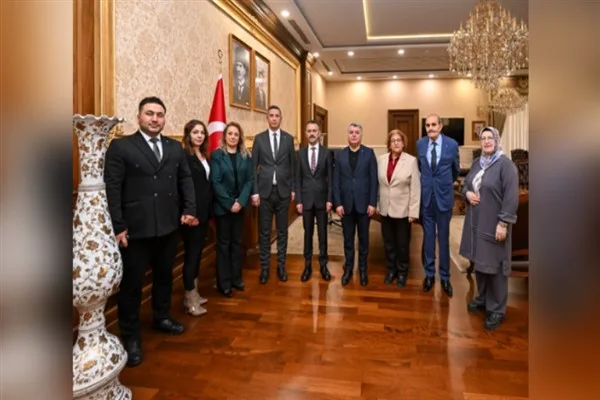 Ziyarette İl Başkanı Abbasioğlu, yeni y&ouml;netim olarak Vali Aktaş&rsquo;a kabullerinden