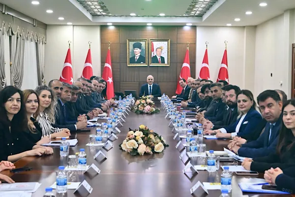 Diyarbakır Valiliği&rsquo;nde ger&ccedil;ekleştirilen Bağımlılıkla M&uuml;cadele İl Koordinasyon Toplantısı&rsquo;nda 2025 yılı