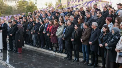 Diyarbakır B&uuml;y&uuml;kşehir Belediyesi hizmet binası &ouml;n&uuml;nde d&uuml;zenlenen programda; DEM Parti
