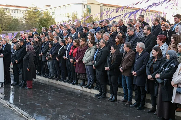 Diyarbakır B&uuml;y&uuml;kşehir Belediyesi hizmet binası &ouml;n&uuml;nde d&uuml;zenlenen programda; DEM Parti