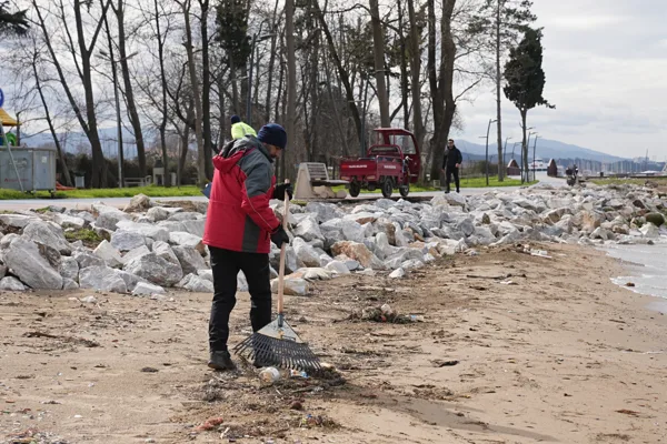 Yalova Belediyesi Temizlik İşleri M&uuml;d&uuml;rl&uuml;ğ&uuml;&rsquo;nce ger&ccedil;ekleştirilen &ccedil;alışmalar kapsamında plastik atıklar,