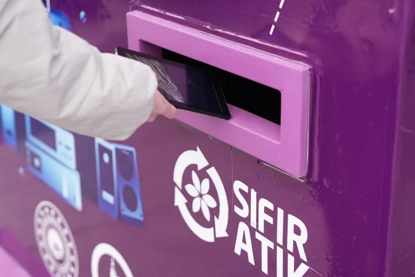 D&uuml;zce Belediyesi şehir merkezindeki 9 farklı noktaya yerleştirdiği elektronik atık