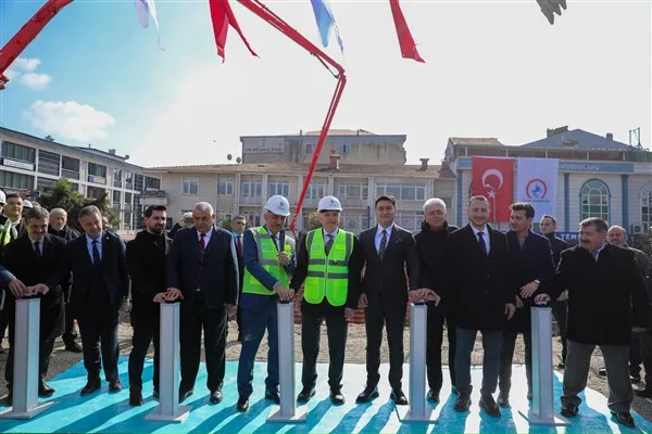 T&ouml;rene D&uuml;zce Valisi Mehmet Makas, Belediye Başkanı Faruk &Ouml;zl&uuml;, il