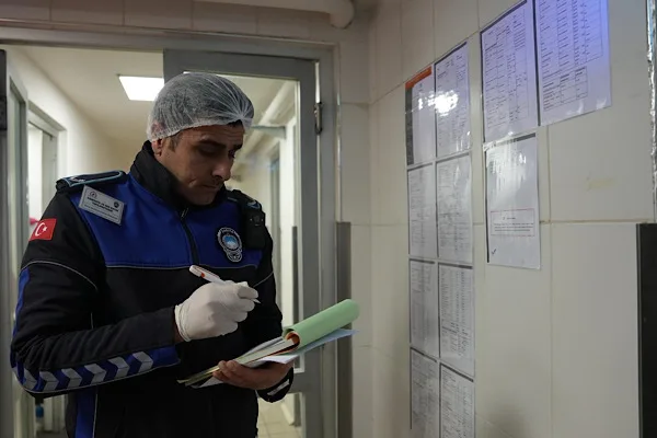 D&uuml;zce Belediyesi Zabıta M&uuml;d&uuml;rl&uuml;ğ&uuml; ekipleri, m&uuml;cavir alan sınırları i&ccedil;erisinde gıda