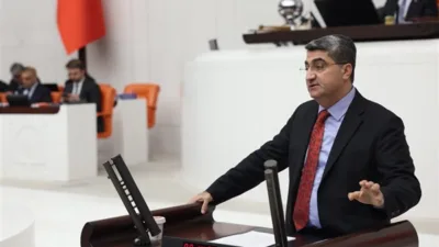 Ekmen, &Ouml;zarslan&rsquo;ın hangi partiye ge&ccedil;eceğinin hen&uuml;z netleşmediğini belirterek, bu t&uuml;r