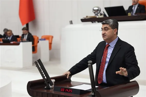 Ekmen, &Ouml;zarslan&rsquo;ın hangi partiye ge&ccedil;eceğinin hen&uuml;z netleşmediğini belirterek, bu t&uuml;r