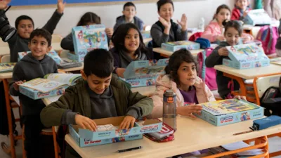 Yeşil d&ouml;n&uuml;ş&uuml;m sahadan okullara uzandı,7-11 yaş grubundan &ouml;ğrencilerin katıldığı programda,