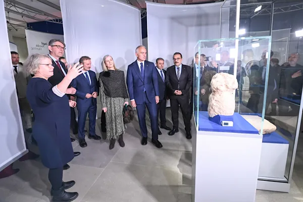 K&uuml;lt&uuml;r ve Turizm Bakanı Ersoy, Almanya&rsquo;nın başkenti Berlin&rsquo;de, Museumsinsel&rsquo;de yer