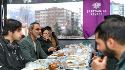 Kayapınar Belediyesi&rsquo;nin Rojava Parkı&rsquo;nda kurduğu ramazan ayı boyunca g&uuml;nl&uuml;k 1000
