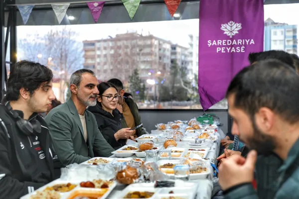 Kayapınar Belediyesi&rsquo;nin Rojava Parkı&rsquo;nda kurduğu ramazan ayı boyunca g&uuml;nl&uuml;k 1000