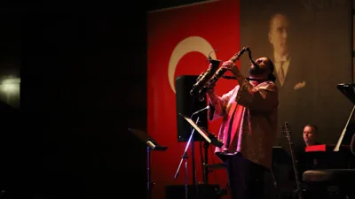 Eskişehir B&uuml;y&uuml;kşehir Belediyesi ev sahipliğinde d&uuml;zenlenen sanat etkinlikleri &ccedil;er&ccedil;evesinde, saksofon
