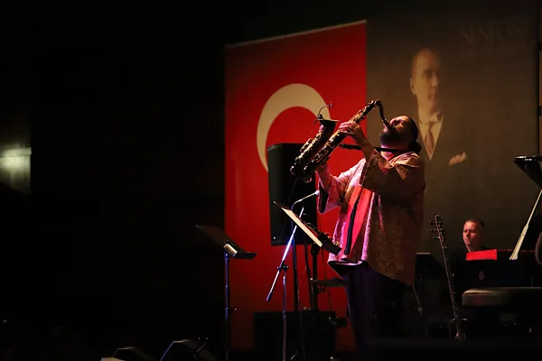 Eskişehir B&uuml;y&uuml;kşehir Belediyesi ev sahipliğinde d&uuml;zenlenen sanat etkinlikleri &ccedil;er&ccedil;evesinde, saksofon