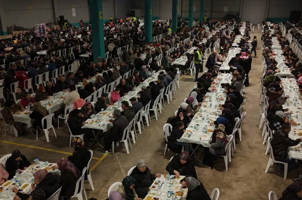 B&uuml;y&uuml;kşehir Belediyesi il&ccedil;elerde verdiği iftar programına devam ediyor. Beylikova Kapalı