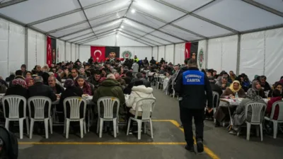 Etimesgut Belediyesi tarafından kurulan iftar &ccedil;adırları d&ouml;rt farklı noktada vatandaşları