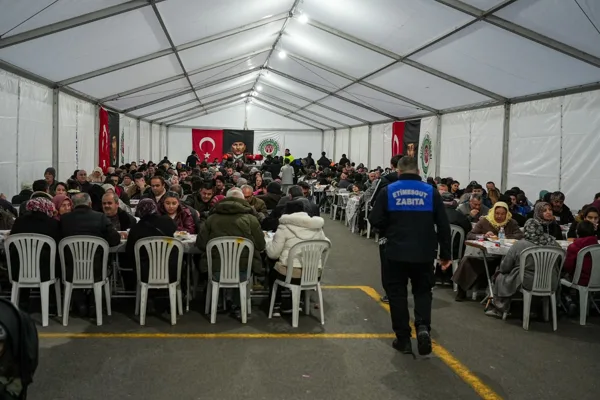 Etimesgut Belediyesi tarafından kurulan iftar &ccedil;adırları d&ouml;rt farklı noktada vatandaşları