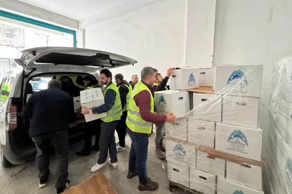 Eyy&uuml;biye Belediyesi Sosyal Yardım İşleri M&uuml;d&uuml;rl&uuml;ğ&uuml; depolarından gıda kolisi dağıtımını