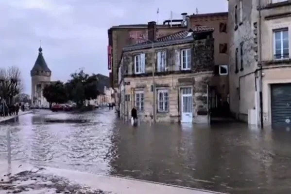 Libourne'da Dordogne Nehri sokaklara taştı, ancak hasar şimdilik sınırlı kaldı.