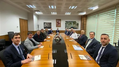 Toplantı &ouml;ncesinde Vali Aktaş, Mehmet Ali &Ouml;zyiğit ve OSB Y&ouml;netim