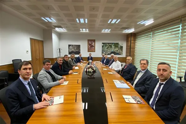 Toplantı &ouml;ncesinde Vali Aktaş, Mehmet Ali &Ouml;zyiğit ve OSB Y&ouml;netim