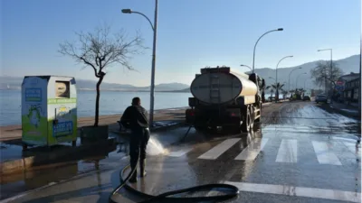 Gemlik Belediyesi Temizlik İşleri M&uuml;d&uuml;rl&uuml;ğ&uuml; ekipleri, sahil yolunda kapsamlı bir