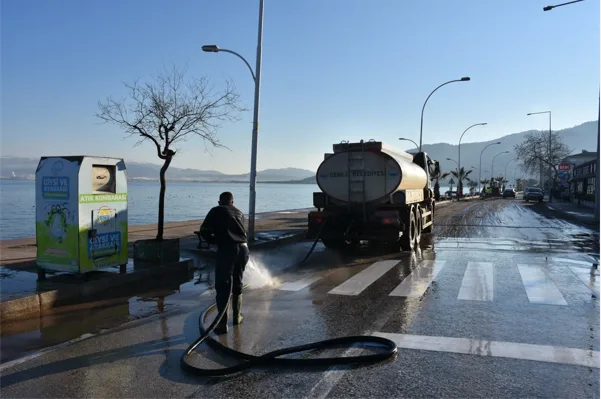 Gemlik Belediyesi Temizlik İşleri M&uuml;d&uuml;rl&uuml;ğ&uuml; ekipleri, sahil yolunda kapsamlı bir