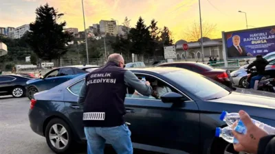 Belediye ekipleri, trafik akışını aksatmayacak ve g&uuml;venliği riske atmayacak şekilde
