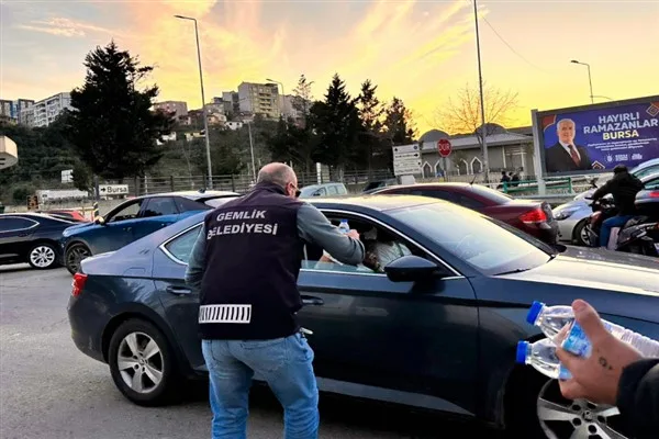 Belediye ekipleri, trafik akışını aksatmayacak ve g&uuml;venliği riske atmayacak şekilde