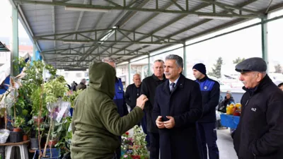 Gemlik Belediye Başkanı Ş&uuml;kr&uuml; Deviren, pazar alanını gezerek esnaf ve