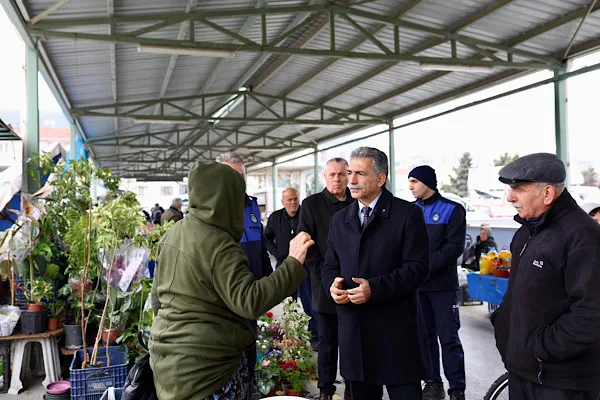 Gemlik Belediye Başkanı Ş&uuml;kr&uuml; Deviren, pazar alanını gezerek esnaf ve