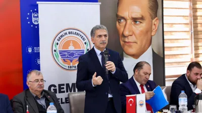 Gemlik Belediye Başkanı Ş&uuml;kr&uuml; Deviren başkanlığında d&uuml;zenlenen toplantıya; başkan yardımcıları,