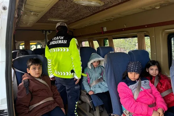 Hatay&rsquo;ın Erzin il&ccedil;esine bağlı G&ouml;kdere Mahallesi&rsquo;nde okul servis ara&ccedil;larına y&ouml;nelik