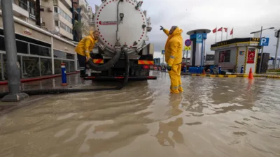 İzmir&rsquo;de d&uuml;n sabah saatlerinden itibaren etkisini artıran sağanak yağış ve