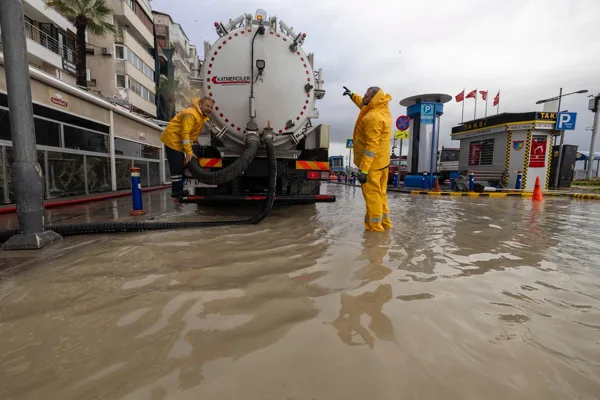 İzmir&rsquo;de d&uuml;n sabah saatlerinden itibaren etkisini artıran sağanak yağış ve
