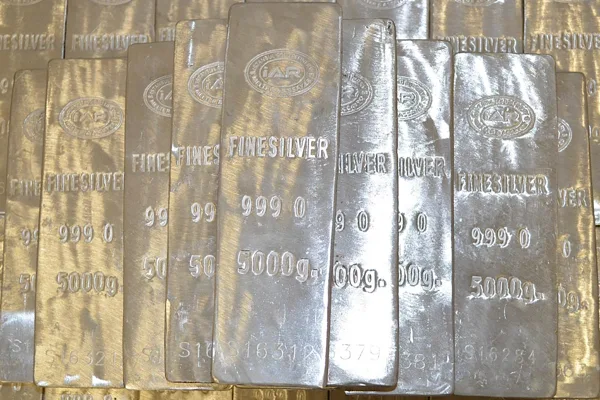 Analistlere g&ouml;re beyaz metal, Washington'daki politika belirsizliği nedeniyle zayıflayan doların