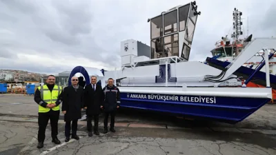 İBB Başkanvekili Aslan, Hali&ccedil; Tersanesi&rsquo;nde &uuml;retilen yerli baraj temizleme aracını