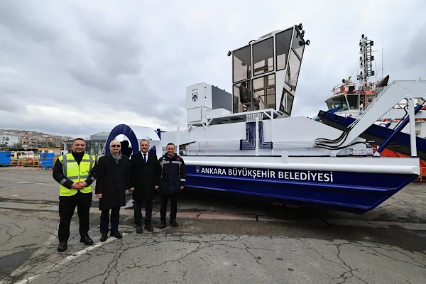 İBB Başkanvekili Aslan, Hali&ccedil; Tersanesi&rsquo;nde &uuml;retilen yerli baraj temizleme aracını