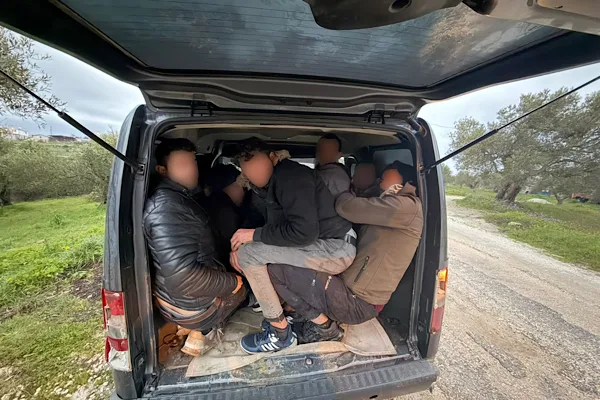 Hatay Emniyet M&uuml;d&uuml;rl&uuml;ğ&uuml; ekipleri, G&ouml;&ccedil;men Ka&ccedil;ak&ccedil;ılığıyla M&uuml;cadele kapsamında y&uuml;r&uuml;tt&uuml;kleri &ccedil;alışmalarda,