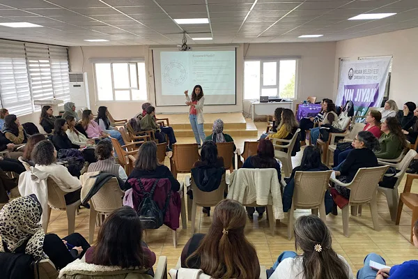 Hilvan Belediyesi b&uuml;nyesinde ger&ccedil;ekleştirilen eğitimlerde, kadın odaklı yerel y&ouml;netim hizmetlerinin