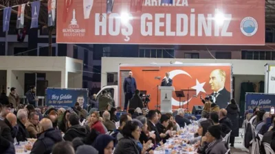 Cemil Tugay, Menderes Kapalı Pazaryeri&rsquo;nde d&uuml;zenlenen programda vatandaşlarla birlikte orucunu