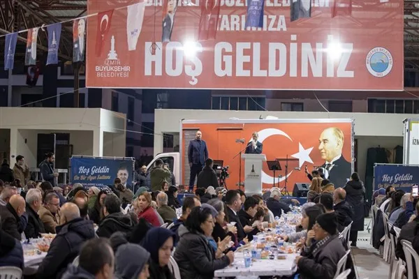 Cemil Tugay, Menderes Kapalı Pazaryeri&rsquo;nde d&uuml;zenlenen programda vatandaşlarla birlikte orucunu