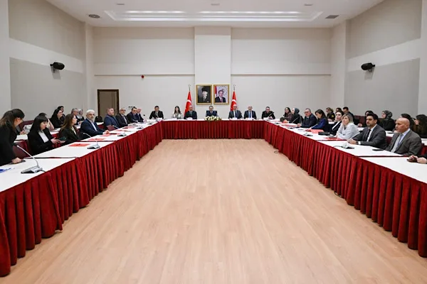 Karam&uuml;rsel Alp Toplantı Salonu&rsquo;nda ger&ccedil;ekleştirilen g&ouml;r&uuml;şmeye, &Ccedil;ocuk Hizmetleri Genel M&uuml;d&uuml;r&uuml;