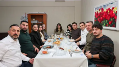 İftar programına; CHP İzmir İl Başkanı &Ccedil;ağatay G&uuml;&ccedil;, CHP Buca