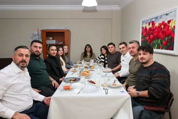 İftar programına; CHP İzmir İl Başkanı &Ccedil;ağatay G&uuml;&ccedil;, CHP Buca