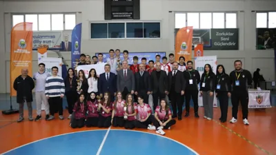 İneg&ouml;l Belediyesi Spor Salonu tırmanış duvarında ger&ccedil;ekleştirilen turnuva; k&uuml;&ccedil;&uuml;kler, yıldızlar