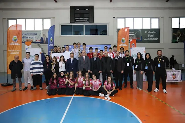 İneg&ouml;l Belediyesi Spor Salonu tırmanış duvarında ger&ccedil;ekleştirilen turnuva; k&uuml;&ccedil;&uuml;kler, yıldızlar