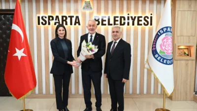 Isparta İl Defterdarı Mustafa Erdem beraberinde Defterdarlık Grup M&uuml;d&uuml;r&uuml; Barış